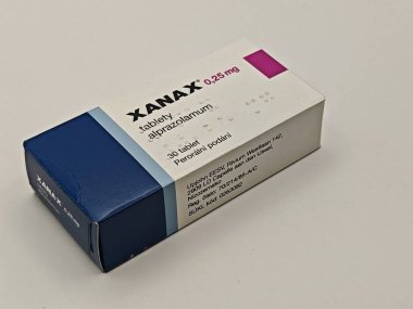 Prag, Çek Cumhuriyeti - 16 Mayıs 2025: PFIZER tarafından kullanılan XANAX kutu dolusu ALPRAZOLAM aktif madde, anksiyete ve panik bozukluklarının tedavisinde kullanıldı.