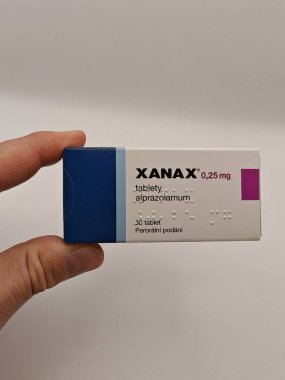 Prag, Çek Cumhuriyeti - 16 Mayıs 2025: PFIZER tarafından kullanılan XANAX kutu dolusu ALPRAZOLAM aktif madde, anksiyete ve panik bozukluklarının tedavisinde kullanıldı.