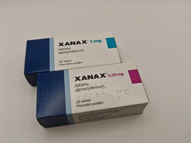 Prag, Çek Cumhuriyeti - 16 Mayıs 2025: PFIZER tarafından kullanılan XANAX kutu dolusu ALPRAZOLAM aktif madde, anksiyete ve panik bozukluklarının tedavisinde kullanıldı.