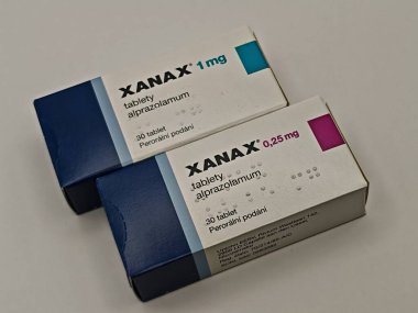 Prag, Çek Cumhuriyeti - 16 Mayıs 2025: PFIZER tarafından kullanılan XANAX kutu dolusu ALPRAZOLAM aktif madde, anksiyete ve panik bozukluklarının tedavisinde kullanıldı.