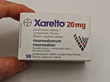 Prag, Çek Cumhuriyeti-15 Mayıs 2025: BAYER tarafından RİVAROXABAN aktif maddesi içeren XARELTO tablet kutusu, kan pıhtılarının önlenmesi ve tedavisinde ve felçte kullanılır.