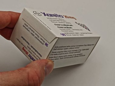 Prag, Çek Cumhuriyeti-15 Mayıs 2025: BAYER tarafından RİVAROXABAN aktif maddesi içeren XARELTO tablet kutusu, kan pıhtılarının önlenmesi ve tedavisinde ve felçte kullanılır.
