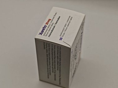 Prag, Çek Cumhuriyeti-15 Mayıs 2025: BAYER tarafından RİVAROXABAN aktif maddesi içeren XARELTO tablet kutusu, kan pıhtılarının önlenmesi ve tedavisinde ve felçte kullanılır.