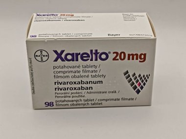Prag, Çek Cumhuriyeti-15 Mayıs 2025: BAYER tarafından RİVAROXABAN aktif maddesi içeren XARELTO tablet kutusu, kan pıhtılarının önlenmesi ve tedavisinde ve felçte kullanılır.