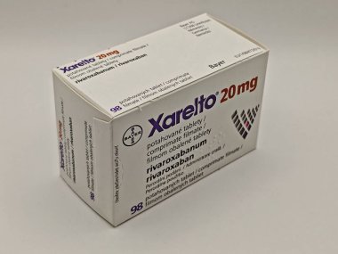 Prag, Çek Cumhuriyeti-15 Mayıs 2025: BAYER tarafından RİVAROXABAN aktif maddesi içeren XARELTO tablet kutusu, kan pıhtılarının önlenmesi ve tedavisinde ve felçte kullanılır.