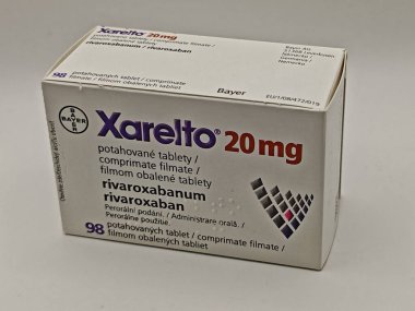 Prag, Çek Cumhuriyeti-15 Mayıs 2025: BAYER tarafından RİVAROXABAN aktif maddesi içeren XARELTO tablet kutusu, kan pıhtılarının önlenmesi ve tedavisinde ve felçte kullanılır.