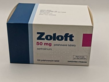 Prag, Çek Cumhuriyeti - 20 Mayıs 2025: PFIZER tarafından SERTRALINE aktif maddeyle dolu ZOLOFT kutusu, depresyon, anksiyete ve OCD tedavisinde kullanılır..