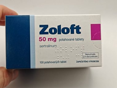 Prag, Çek Cumhuriyeti - 20 Mayıs 2025: PFIZER tarafından SERTRALINE aktif maddeyle dolu ZOLOFT kutusu, depresyon, anksiyete ve OCD tedavisinde kullanılır..