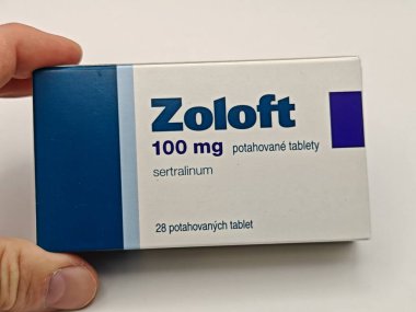 Prag, Çek Cumhuriyeti - 20 Mayıs 2025: PFIZER tarafından SERTRALINE aktif maddeyle dolu ZOLOFT kutusu, depresyon, anksiyete ve OCD tedavisinde kullanılır..