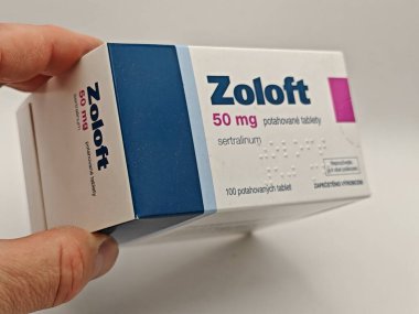 Prag, Çek Cumhuriyeti - 20 Mayıs 2025: PFIZER tarafından SERTRALINE aktif maddeyle dolu ZOLOFT kutusu, depresyon, anksiyete ve OCD tedavisinde kullanılır..
