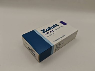 Prag, Çek Cumhuriyeti - 20 Mayıs 2025: PFIZER tarafından SERTRALINE aktif maddeyle dolu ZOLOFT kutusu, depresyon, anksiyete ve OCD tedavisinde kullanılır..