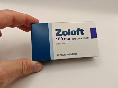 Prag, Çek Cumhuriyeti - 20 Mayıs 2025: PFIZER tarafından SERTRALINE aktif maddeyle dolu ZOLOFT kutusu, depresyon, anksiyete ve OCD tedavisinde kullanılır..