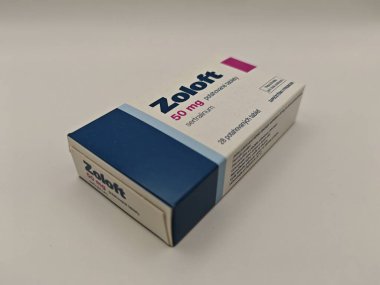 Prag, Çek Cumhuriyeti - 20 Mayıs 2025: PFIZER tarafından SERTRALINE aktif maddeyle dolu ZOLOFT kutusu, depresyon, anksiyete ve OCD tedavisinde kullanılır..