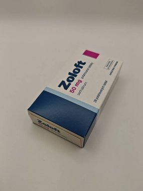 Prag, Çek Cumhuriyeti - 20 Mayıs 2025: PFIZER tarafından SERTRALINE aktif maddeyle dolu ZOLOFT kutusu, depresyon, anksiyete ve OCD tedavisinde kullanılır..