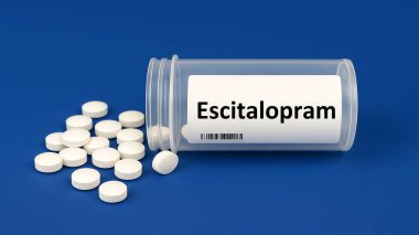 Masaya konmuş Escitalopram tablet kutusu, günlük kullanımda antidepresan SSRI ilacı.