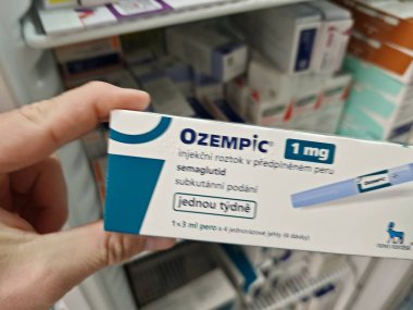 Prag, Çek Cumhuriyeti-8 Nisan 2025: Novo Nordisk tarafından üretilen ve tip 2 diyabet ve kan şekeri kontrolü için kullanılan Ozempic kalem.