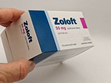 Prag, Çek Cumhuriyeti-8 Nisan 2025: Depresyon, anksiyete bozukluğu ve ruh hali dengeleme tedavisi için sertralin SSRI antidepresanlı Pfizer Zoloft hapları.