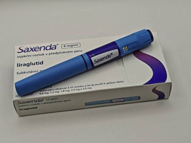 Prag, Çek Cumhuriyeti - 2 Ağustos 2024: NOVO NORDISK tarafından kullanılan LIRAGLUTIDE aktif maddeyle SAXENDA ilaç kutusu.