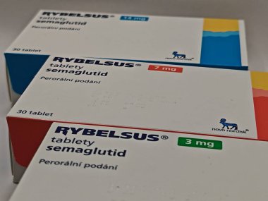 Prag, Çek Cumhuriyeti - 10 Mayıs 2025: NOVO NORDISK tarafından SEMAGLUTIDE aktif maddeyle RYBELSUS ilaç kutusu, tip 2 diyabet ve kan şekerini kontrol etmek için kullanılır.