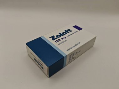 Prag, Çek Cumhuriyeti-8 Nisan 2025: Depresyon, anksiyete bozukluğu ve ruh hali dengeleme tedavisi için sertralin SSRI antidepresanlı Pfizer Zoloft hapları.