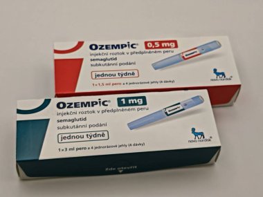 Prag, Çek Cumhuriyeti-8 Nisan 2025: Novo Nordisk tarafından üretilen ve tip 2 diyabet ve kan şekeri kontrolü için kullanılan Ozempic kalem.