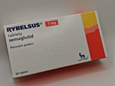 Prag, Çek Cumhuriyeti - 10 Mayıs 2025: NOVO NORDISK tarafından SEMAGLUTIDE aktif maddeyle RYBELSUS ilaç kutusu, tip 2 diyabet ve kan şekerini kontrol etmek için kullanılır.