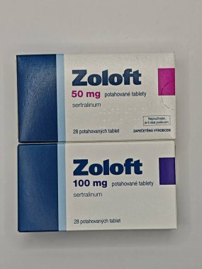 Prag, Çek Cumhuriyeti-8 Nisan 2025: Depresyon, anksiyete bozukluğu ve ruh hali dengeleme tedavisi için sertralin SSRI antidepresanlı Pfizer Zoloft hapları.