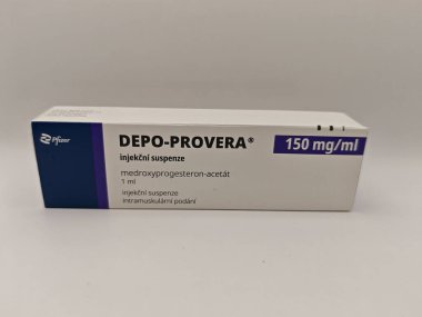 Prag, Çek Cumhuriyeti-9 Mayıs 2025: MEDROXYPROGESTERON aktif maddeyle DEPO-PROVERA ilaç kutusu