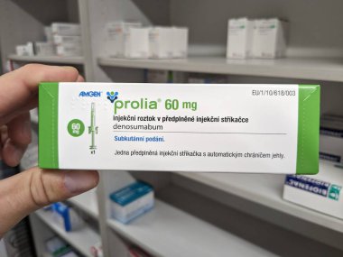 Prag, Çek Cumhuriyeti - 9 Temmuz 2024: Osteoporoz ve kemik sağlığının tedavisinde kullanılan DENOSUMAB aktif maddesi ile PROLIA ilaç kutusu.