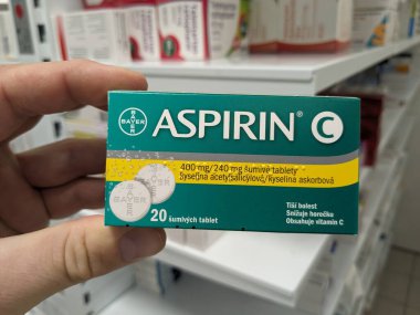 Prag, Çek Cumhuriyeti - 25 Ağustos 2024: BAYER tarafından kullanılan ACETYLSALICYLIC ACID ile ASPIRIN ilaç kutusu, ağrı kesici, ateş azaltma ve kardiyovasküler hastalıkların önlenmesi için kullanılır.