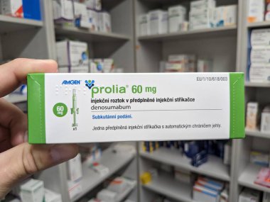 Prag, Çek Cumhuriyeti - 9 Temmuz 2024: Osteoporoz ve kemik sağlığının tedavisinde kullanılan DENOSUMAB aktif maddesi ile PROLIA ilaç kutusu.