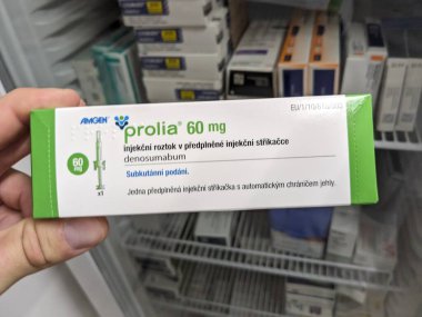 Prag, Çek Cumhuriyeti - 9 Temmuz 2024: Osteoporoz ve kemik sağlığının tedavisinde kullanılan DENOSUMAB aktif maddesi ile PROLIA ilaç kutusu.