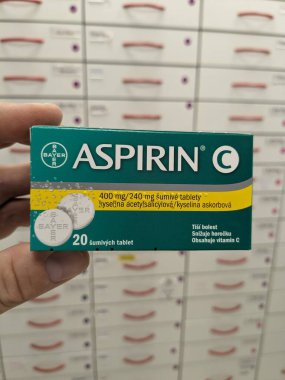 Prag, Çek Cumhuriyeti - 25 Ağustos 2024: BAYER tarafından kullanılan ACETYLSALICYLIC ACID ile ASPIRIN ilaç kutusu, ağrı kesici, ateş azaltma ve kardiyovasküler hastalıkların önlenmesi için kullanılır.