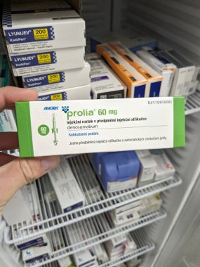 Prag, Çek Cumhuriyeti - 9 Temmuz 2024: Osteoporoz ve kemik sağlığının tedavisinde kullanılan DENOSUMAB aktif maddesi ile PROLIA ilaç kutusu.