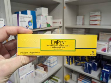 Prag, Çek Cumhuriyeti-27 Haziran 2024: EpiPen Epinefrinyum ilaç enjektörü. Çek Cumhuriyeti 'nde anafilaksi-şiddetli alerji reaksiyonu tedavisi. Uyuşturucu paketi.