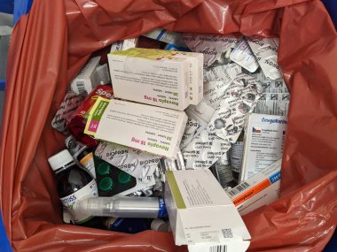 Prag, Çek Cumhuriyeti-27 Ağustos 2024: Uyuşturucuyla israf edilen paketler bazen eczaneye özel çöp kutusuna atılıyor. Kullanılmayan ilaçlar sağlık sistemlerinden büyük paralara mal oluyor