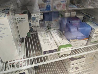 Prag, Çek Cumhuriyeti - 9 Temmuz 2024: Osteoporoz ve kemik sağlığının tedavisinde kullanılan DENOSUMAB aktif maddesi ile PROLIA ilaç kutusu.