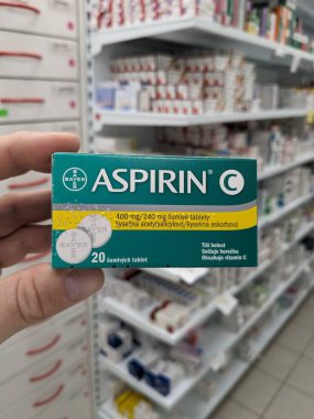 Prag, Çek Cumhuriyeti - 25 Ağustos 2024: BAYER tarafından kullanılan ACETYLSALICYLIC ACID ile ASPIRIN ilaç kutusu, ağrı kesici, ateş azaltma ve kardiyovasküler hastalıkların önlenmesi için kullanılır.