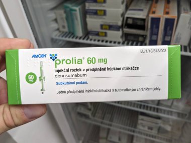 Prag, Çek Cumhuriyeti - 9 Temmuz 2024: Osteoporoz ve kemik sağlığının tedavisinde kullanılan DENOSUMAB aktif maddesi ile PROLIA ilaç kutusu.