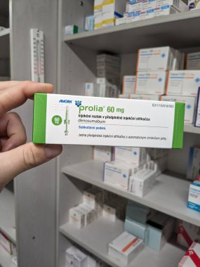 Prag, Çek Cumhuriyeti - 9 Temmuz 2024: Osteoporoz ve kemik sağlığının tedavisinde kullanılan DENOSUMAB aktif maddesi ile PROLIA ilaç kutusu.