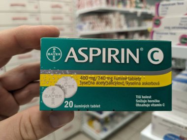 Prag, Çek Cumhuriyeti - 25 Ağustos 2024: BAYER tarafından kullanılan ACETYLSALICYLIC ACID ile ASPIRIN ilaç kutusu, ağrı kesici, ateş azaltma ve kardiyovasküler hastalıkların önlenmesi için kullanılır.