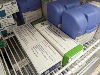 Prag, Çek Cumhuriyeti - 9 Temmuz 2024: Osteoporoz ve kemik sağlığının tedavisinde kullanılan DENOSUMAB aktif maddesi ile PROLIA ilaç kutusu.