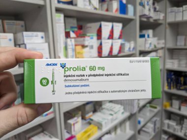 Prag, Çek Cumhuriyeti - 9 Temmuz 2024: Osteoporoz ve kemik sağlığının tedavisinde kullanılan DENOSUMAB aktif maddesi ile PROLIA ilaç kutusu.