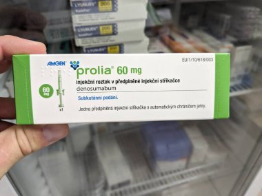 Prag, Çek Cumhuriyeti - 9 Temmuz 2024: Osteoporoz ve kemik sağlığının tedavisinde kullanılan DENOSUMAB aktif maddesi ile PROLIA ilaç kutusu.