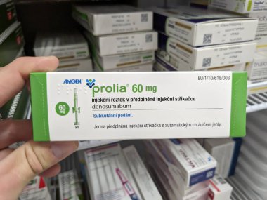 Prag, Çek Cumhuriyeti - 9 Temmuz 2024: Osteoporoz ve kemik sağlığının tedavisinde kullanılan DENOSUMAB aktif maddesi ile PROLIA ilaç kutusu.