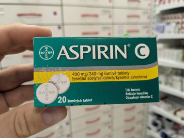 Prag, Çek Cumhuriyeti - 25 Ağustos 2024: BAYER tarafından kullanılan ACETYLSALICYLIC ACID ile ASPIRIN ilaç kutusu, ağrı kesici, ateş azaltma ve kardiyovasküler hastalıkların önlenmesi için kullanılır.