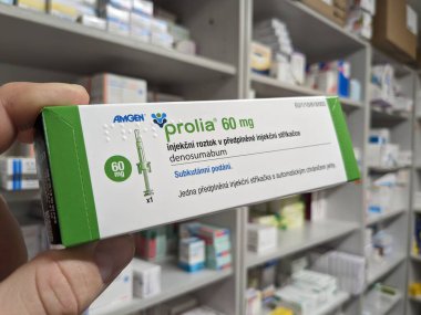 Prag, Çek Cumhuriyeti - 9 Temmuz 2024: Osteoporoz ve kemik sağlığının tedavisinde kullanılan DENOSUMAB aktif maddesi ile PROLIA ilaç kutusu.