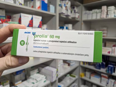 Prag, Çek Cumhuriyeti - 9 Temmuz 2024: Osteoporoz ve kemik sağlığının tedavisinde kullanılan DENOSUMAB aktif maddesi ile PROLIA ilaç kutusu.