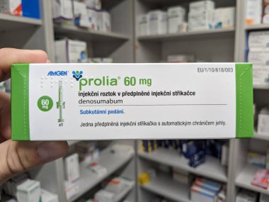 Prag, Çek Cumhuriyeti - 9 Temmuz 2024: Osteoporoz ve kemik sağlığının tedavisinde kullanılan DENOSUMAB aktif maddesi ile PROLIA ilaç kutusu.