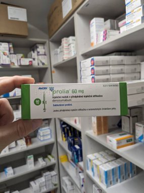 Prag, Çek Cumhuriyeti - 9 Temmuz 2024: Osteoporoz ve kemik sağlığının tedavisinde kullanılan DENOSUMAB aktif maddesi ile PROLIA ilaç kutusu.